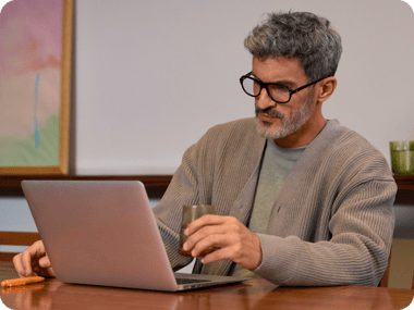 ノートパソコンを使っている女性