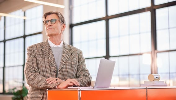 AI要約を使ってリードとのEメールの詳細を引き継ぐ営業担当者